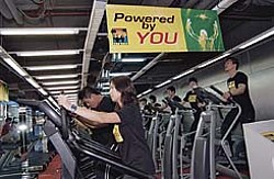 Stromproduzierende Läufer im Fitness health club in Hongkong