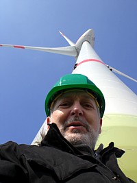 Der Autor vor dem 7,5 MW Enertrag Windkraftwerk