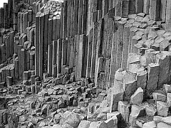 Basalt-Steinbruch mit riesigen Steelen