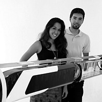 Elisa und Rafael mit Modell