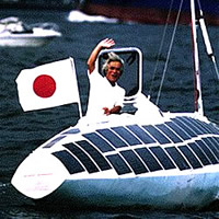 Kenichi Horie in seinem Solarboot
