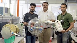 NUS-Team mit Schildkrötenroboter rechts