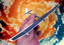 Modell der Solar Impulse in der Hand des Autors