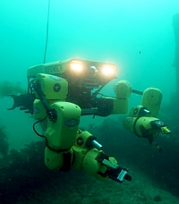 Defender mit Roboterarmen