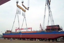 Frachtschiff-Stapellauf