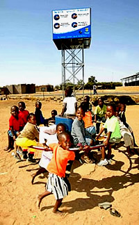Kinder auf einer Spielplatzpumpe