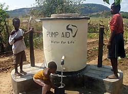 Kurbelbetriebene Elephant Pump von Pump Aid