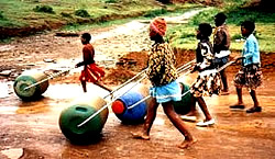 Kinder rollen den wassergefüllten Hippo Roller nach Hause