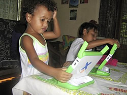 Kinder mit dem OLPC auf den Solomonen