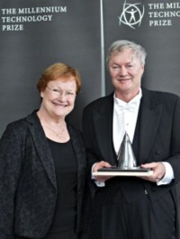 Michael Grätzel mit der finnischen Staatspräsidentin Tarja Halonen
