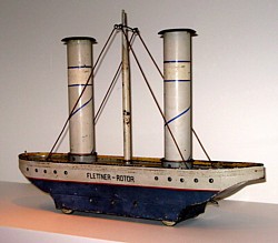 Flettner-Rotorschiff als Spielzeug