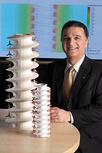 Majid Rashidi mit Energy Spire Modellen